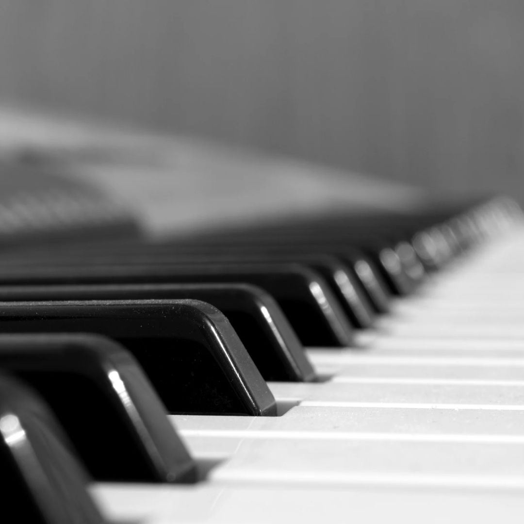 Imagen de piano creada en canva